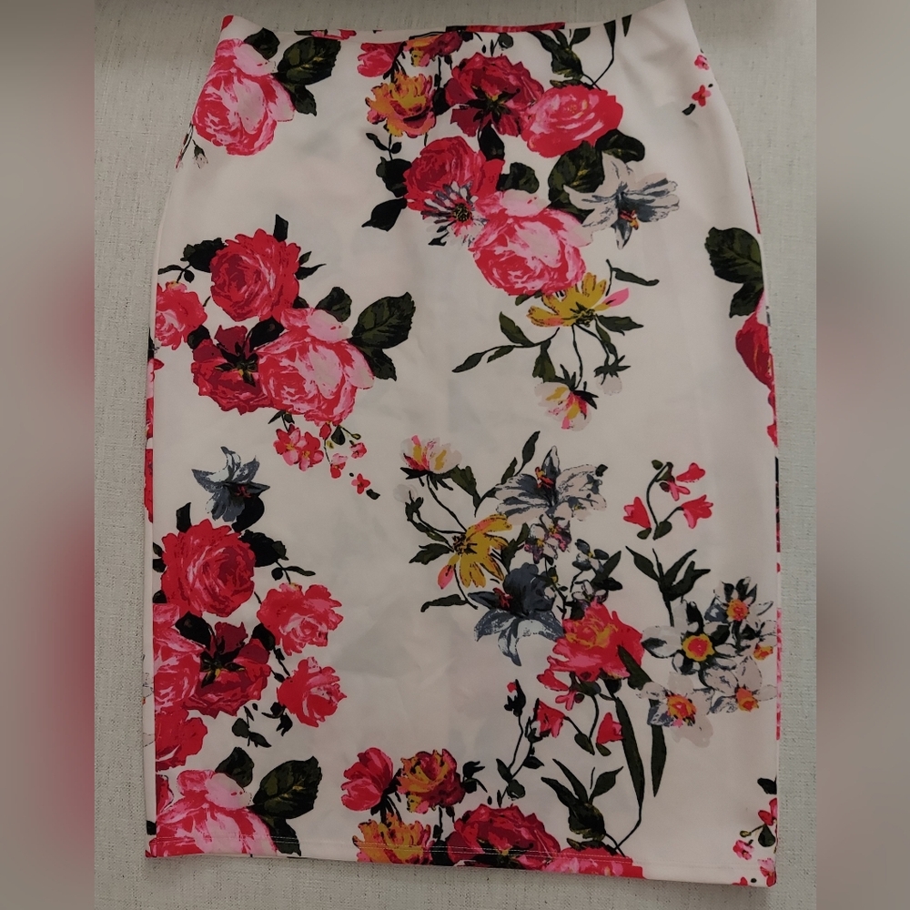 Floral Pencil Skirt - White with Pink Bloom Print. Size SMALL. SK-510